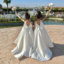 Round Neck Sleeveless Satin White Flower Girls Dresses with Bows