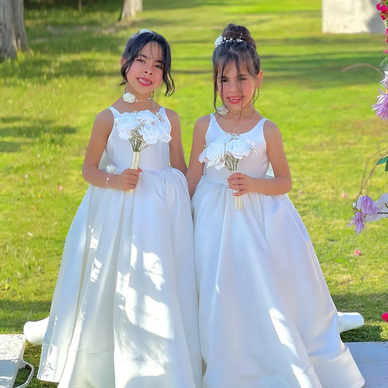 Round Neck Sleeveless Satin White Flower Girls Dresses with Bows