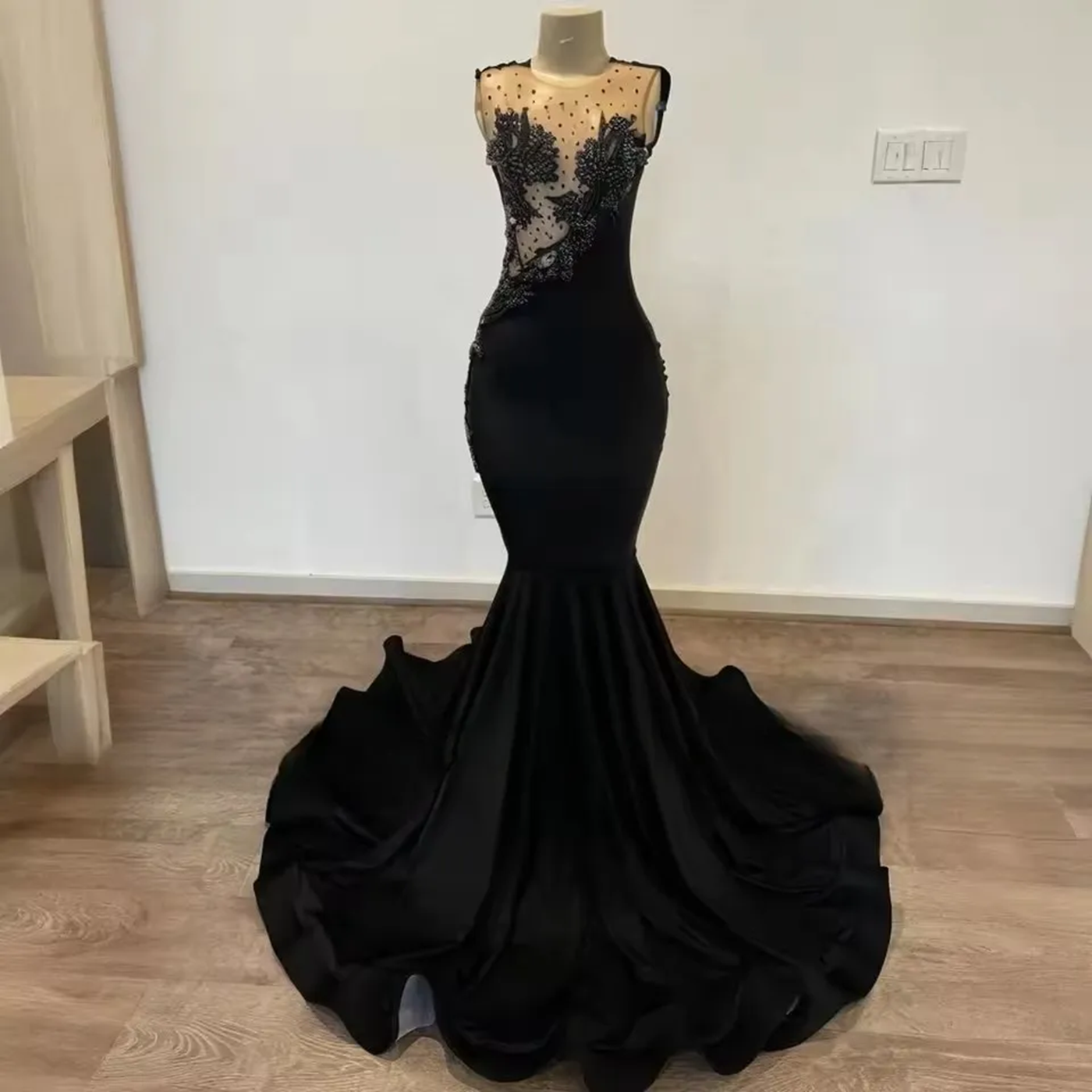 Round Neck Sleeveless Black Lace Appliques Mermaid Prom Dress Main image