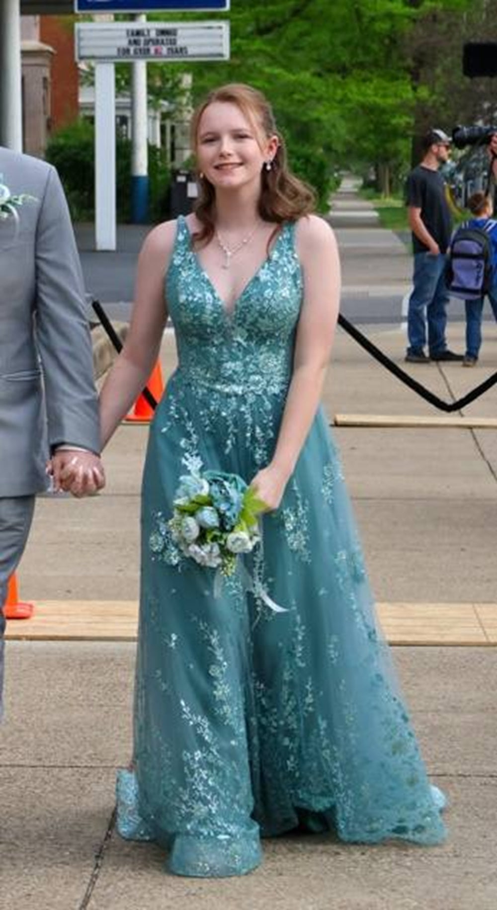 V-Neck Sleeveless Lace Appliques Tulle Turquoise Prom Dress