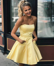 A-Line Sweetheart Satin Short/Mini Homecoming Dress With Pocket