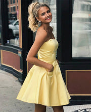 A-Line Sweetheart Satin Short/Mini Homecoming Dress With Pocket