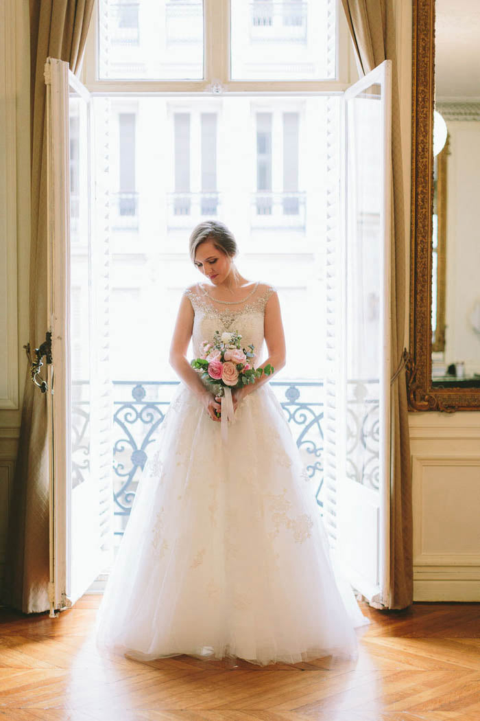 A-Line/Princess Scoop Neck Lace Wedding Dress with Beading