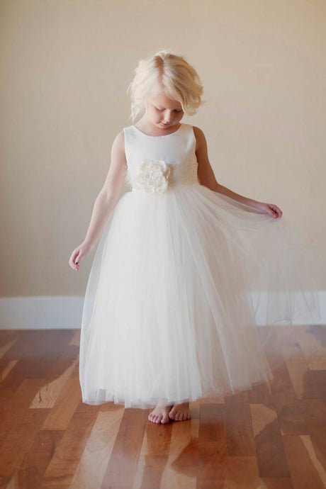 A-Line/Princess Scoop Neck Tulle White Flower Girl Dress with Flower(s)