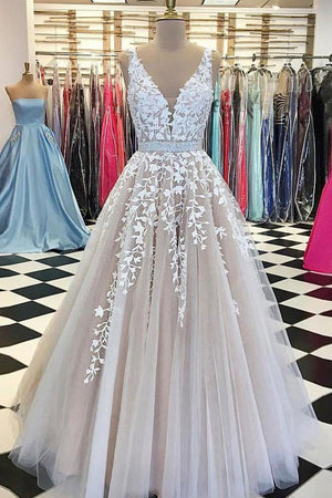 Chic V-Neck Tulle Ball Gown Long Prom Dresses with Lace Appliques