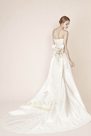 A-Line/Princess Strapless Chapel Train Wedding Dress with Bow(s)