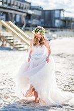 A-line/Princess Spaghetti Straps V-Neck Lace Applique Wedding Dresses