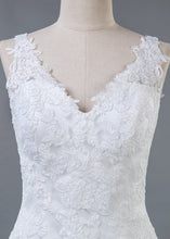 Trumpet/Mermaid Lace V-neck Sweep Train Wedding Dresses