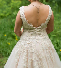 Open Back Tulle Floor-Length Lace V-neck Wedding Dress