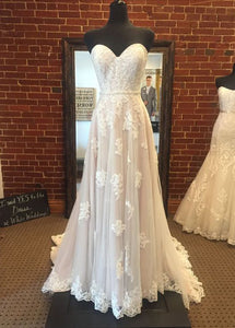 Sweetheart Floor-Length Appliques Lace Wedding Dresses