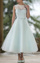 A-line/Princess Sleeveless Lace Appliques Tea-length Tulle Bridesmaid Dresses