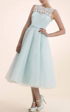 A-line/Princess Sleeveless Lace Appliques Tea-length Tulle Bridesmaid Dresses