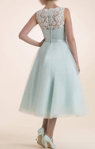 A-line/Princess Sleeveless Lace Appliques Tea-length Tulle Bridesmaid Dresses