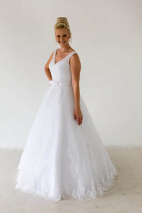 Simple V-neck Straps Lace Applique Tulle Wedding Dresses